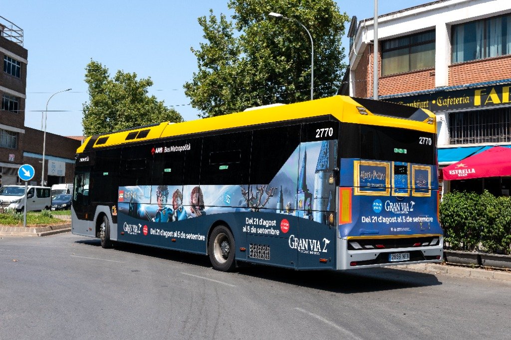 Publicitat de Gran Via 2 en autobús articulat AMB 2770 a Badalona