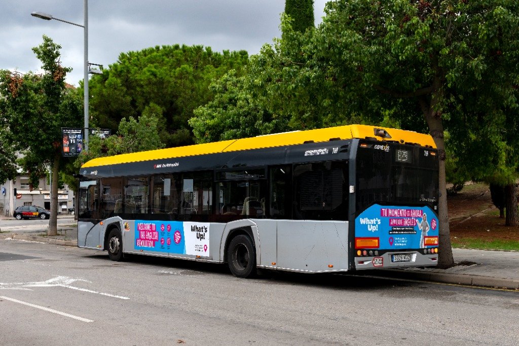 Publicitat de What’s Up! en autobús estàndard AMB 769 a Badalona