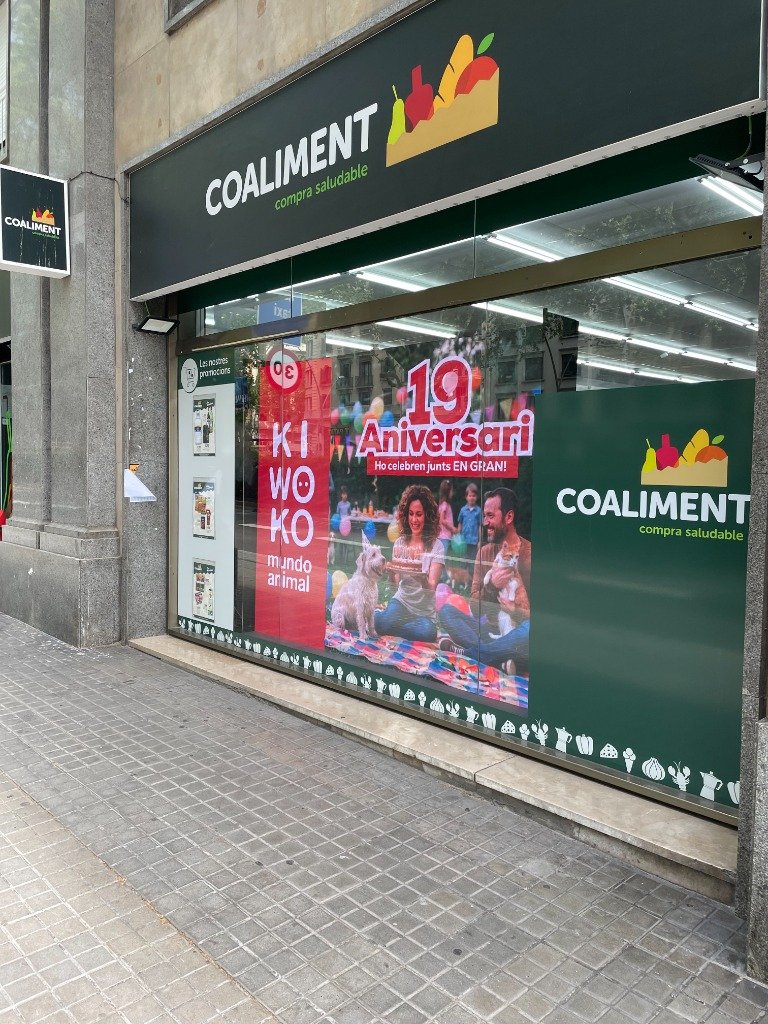 Fotografia real de pantalla digital a l'aparador del supermercat - 2