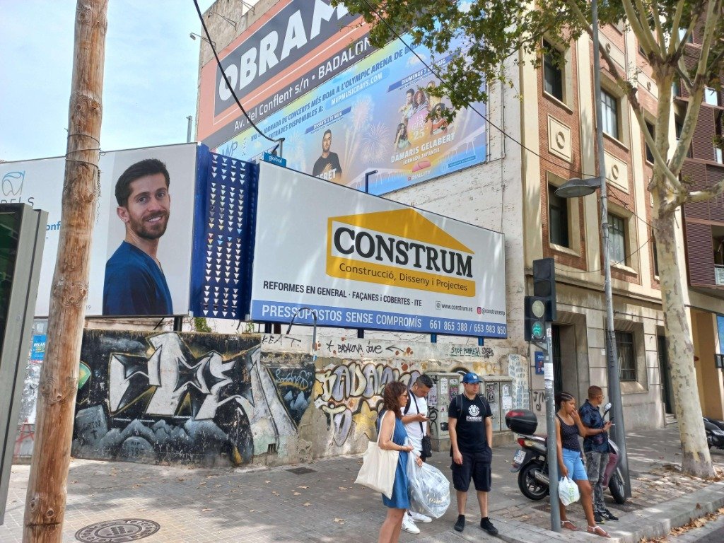 Tanca publicitària de gran format en accés urbà
