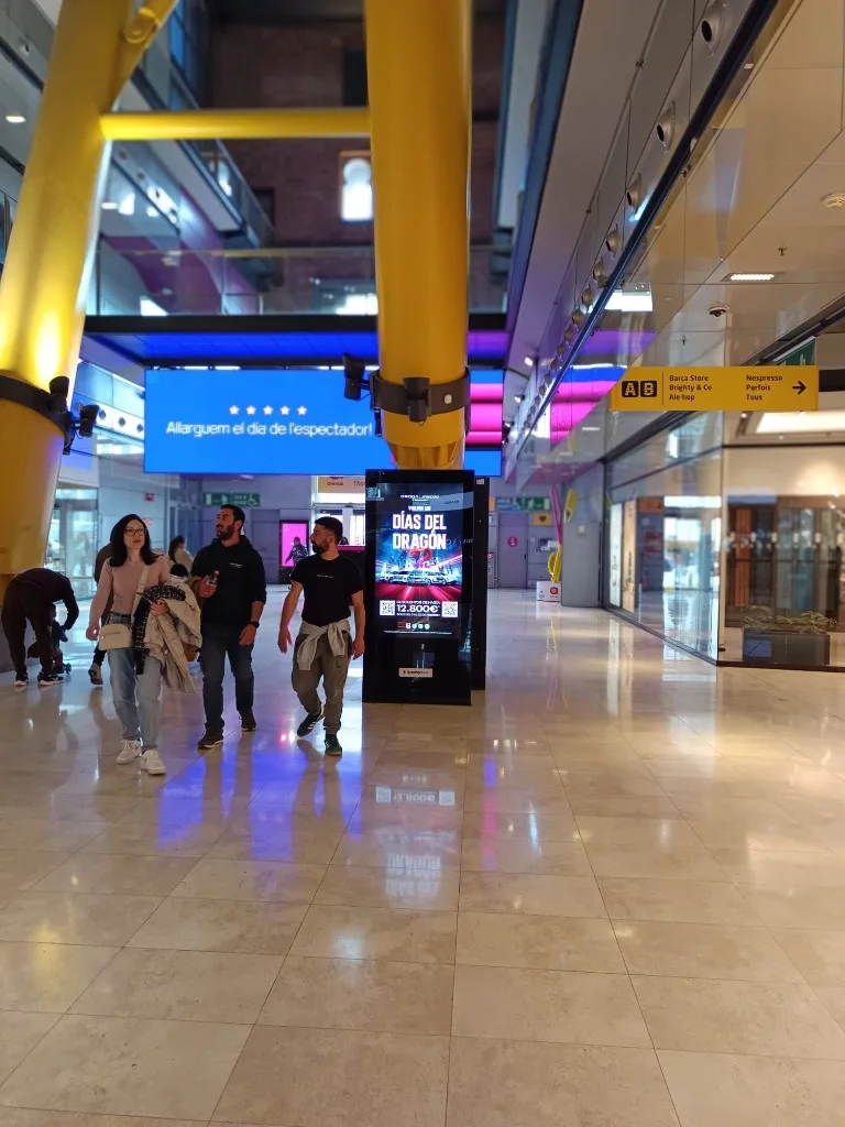 Tòtem digital publicitari en el circuit interior del centre comercial Arenas de Barcelona