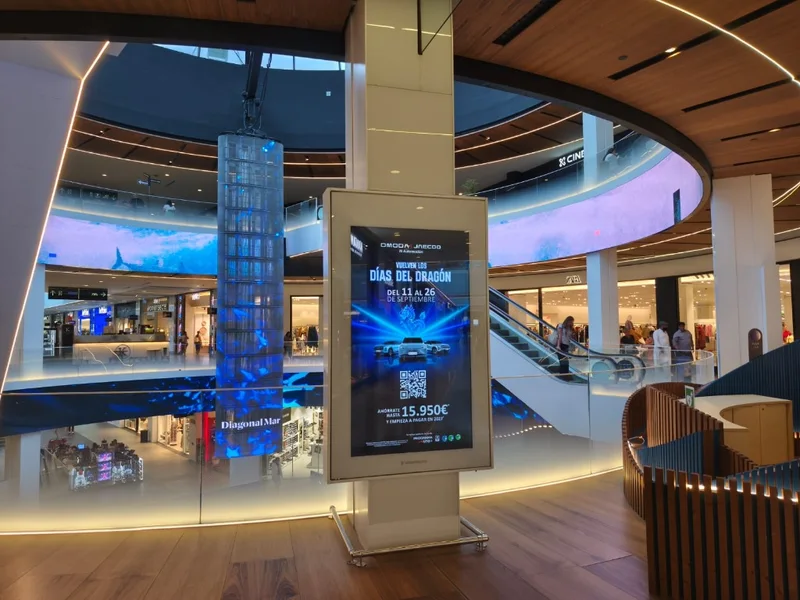 Tòtem digital publicitari i pantalla cilíndrica a l’atri central del centre comercial Diagonal Mar