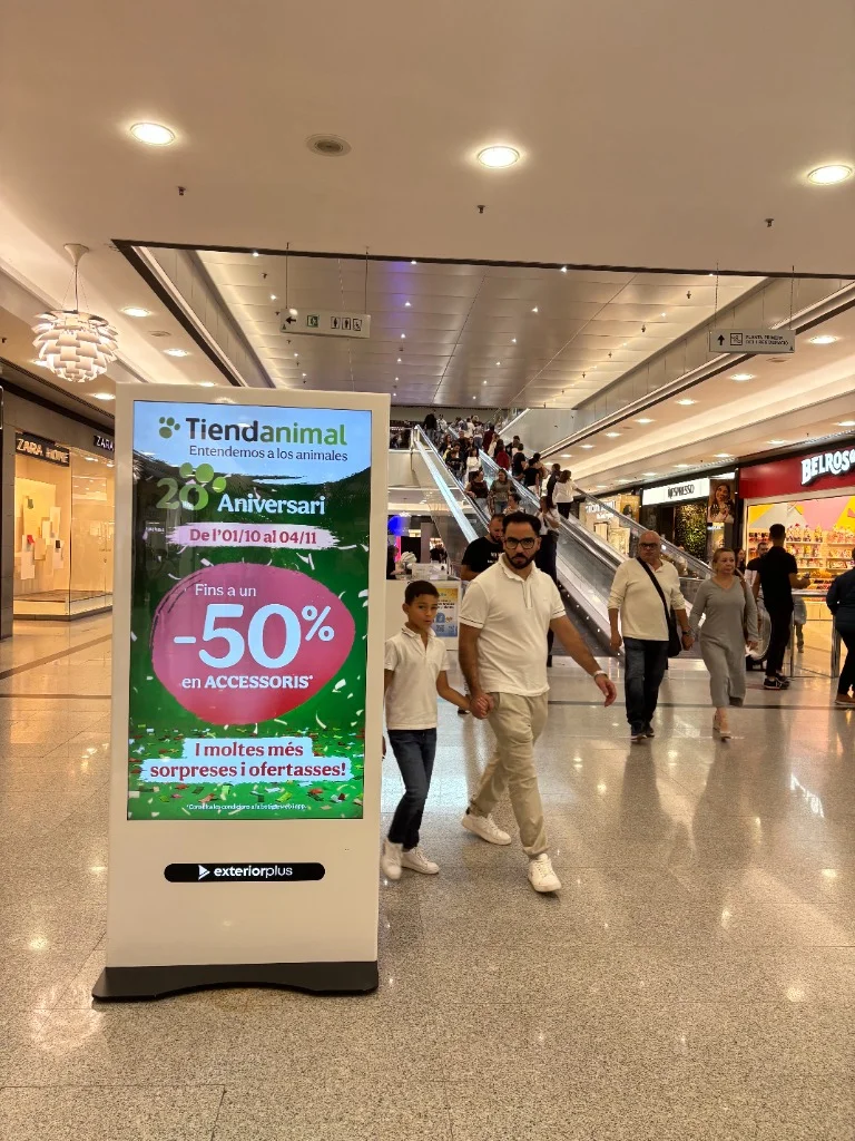 Pantalla digital de publicitat de Tiendanimal davant les escales mecàniques a Mataró Parc
