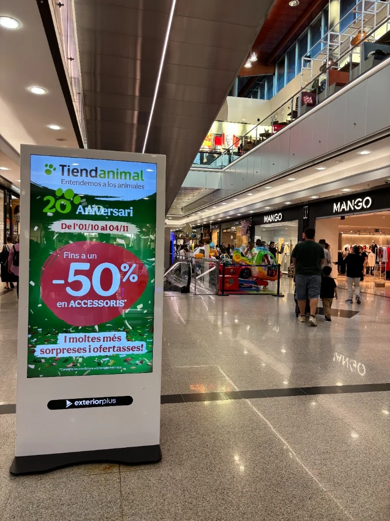 Pantalla digital de publicitat de Tiendanimal davant de Mango a Mataró Parc